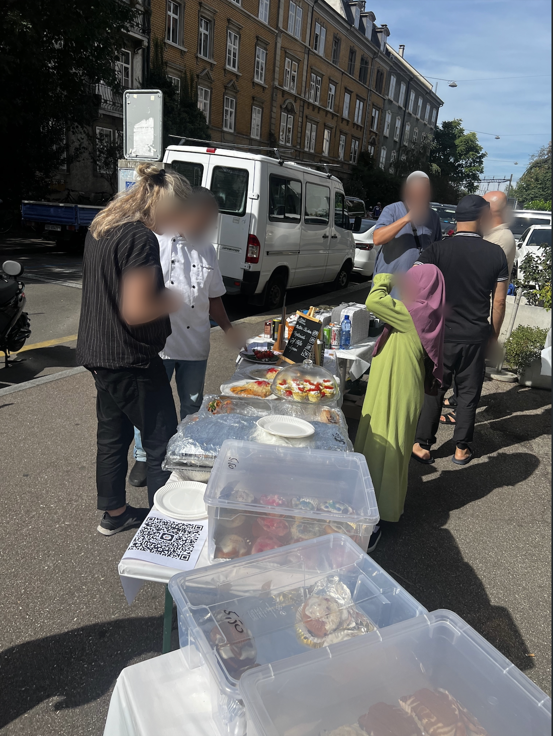 Freiwillige am Essensstand mit Butter Chicken und weiteren Gerichten