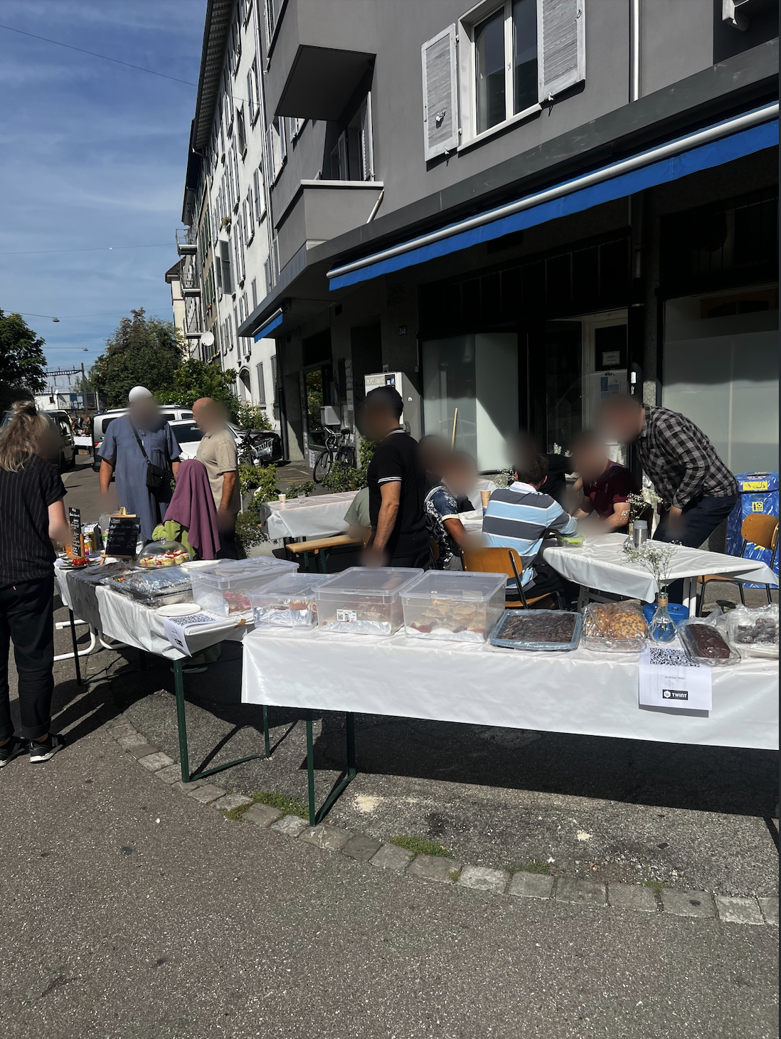 Verkaufsstand mit selbstgebackenem Gebäck vor dem Vereinslokal