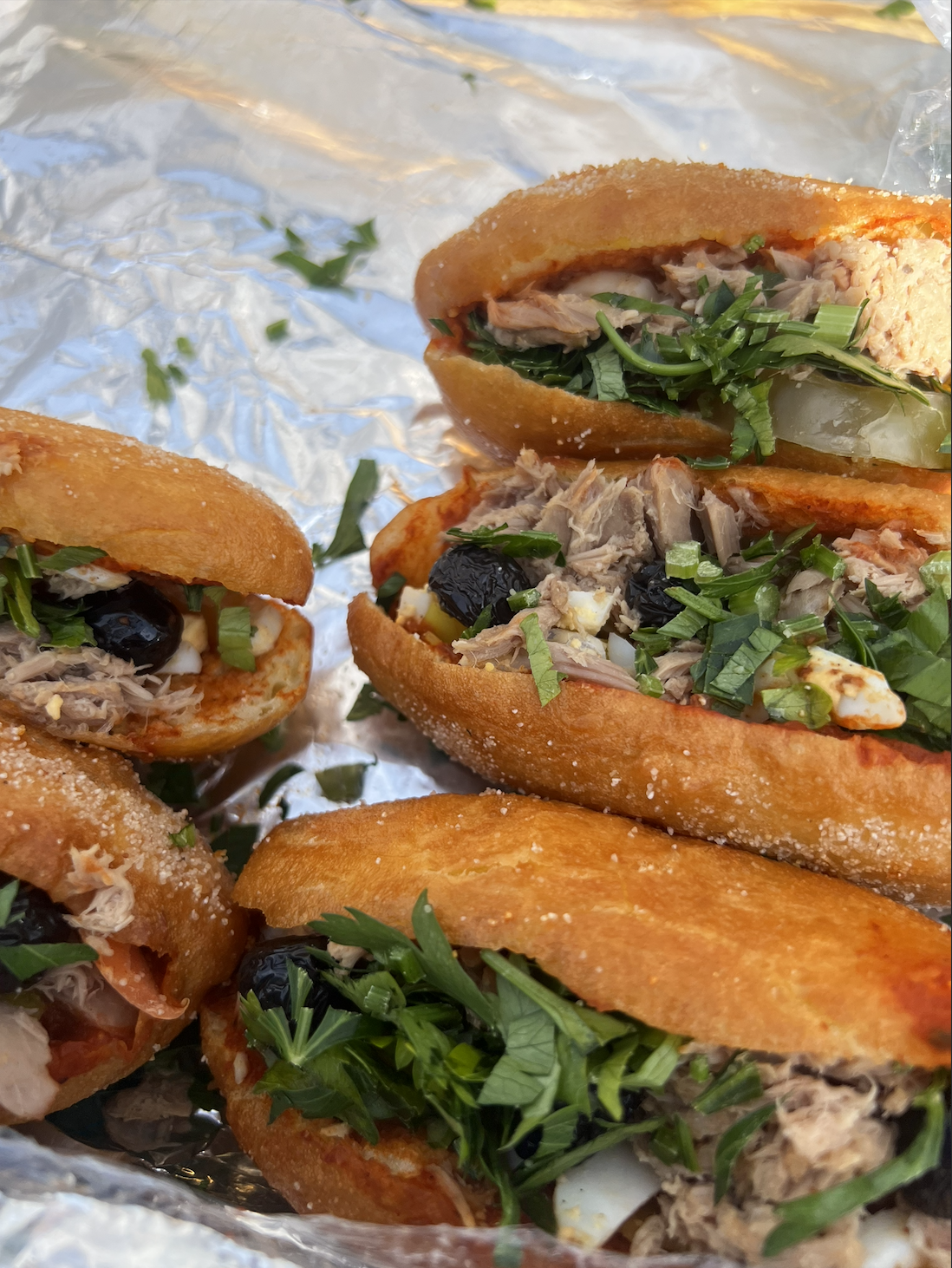 Tunesische Sandwiches mit Thunfisch, Ei und Oliven